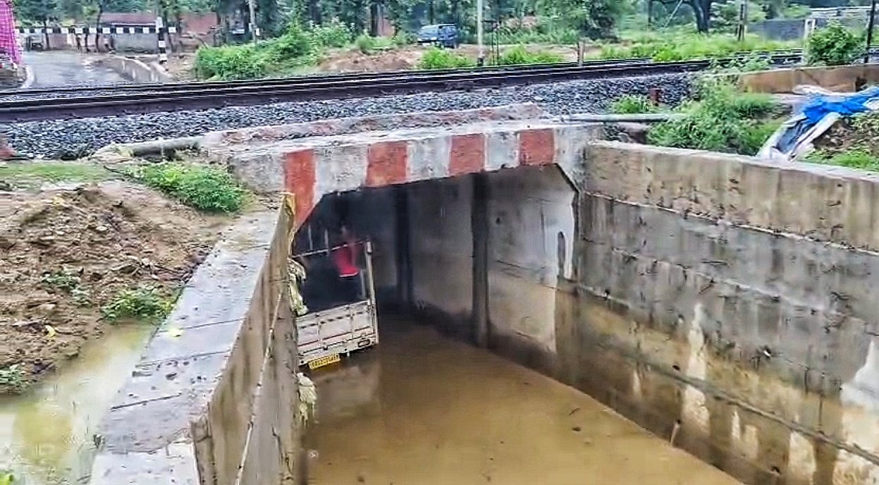 ସାମାନ୍ୟ ବର୍ଷା ହେଲେ ଅଣ୍ଡରପାସରେ ଜମୁଛି ୫ ଫୁଟର ପାଣି, ଲୋକେ ହନ୍ତସନ୍ତ