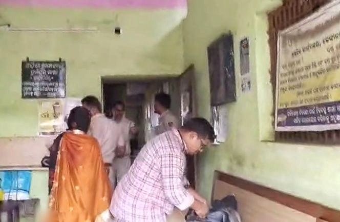 You are currently viewing ନୀଳାଚଳ ଗ୍ରାମ୍ୟବ୍ୟାଙ୍କ ଝରକା ଭାଙ୍ଗି ଡକାୟତି ଉଦ୍ୟମ: ସୁରକ୍ଷା ଢିଲା, ବାଜିଲାନି ସାଇରନ୍; ସିସିଟିଭି ଘାଣ୍ଟୁଛି ପୁଲିସ