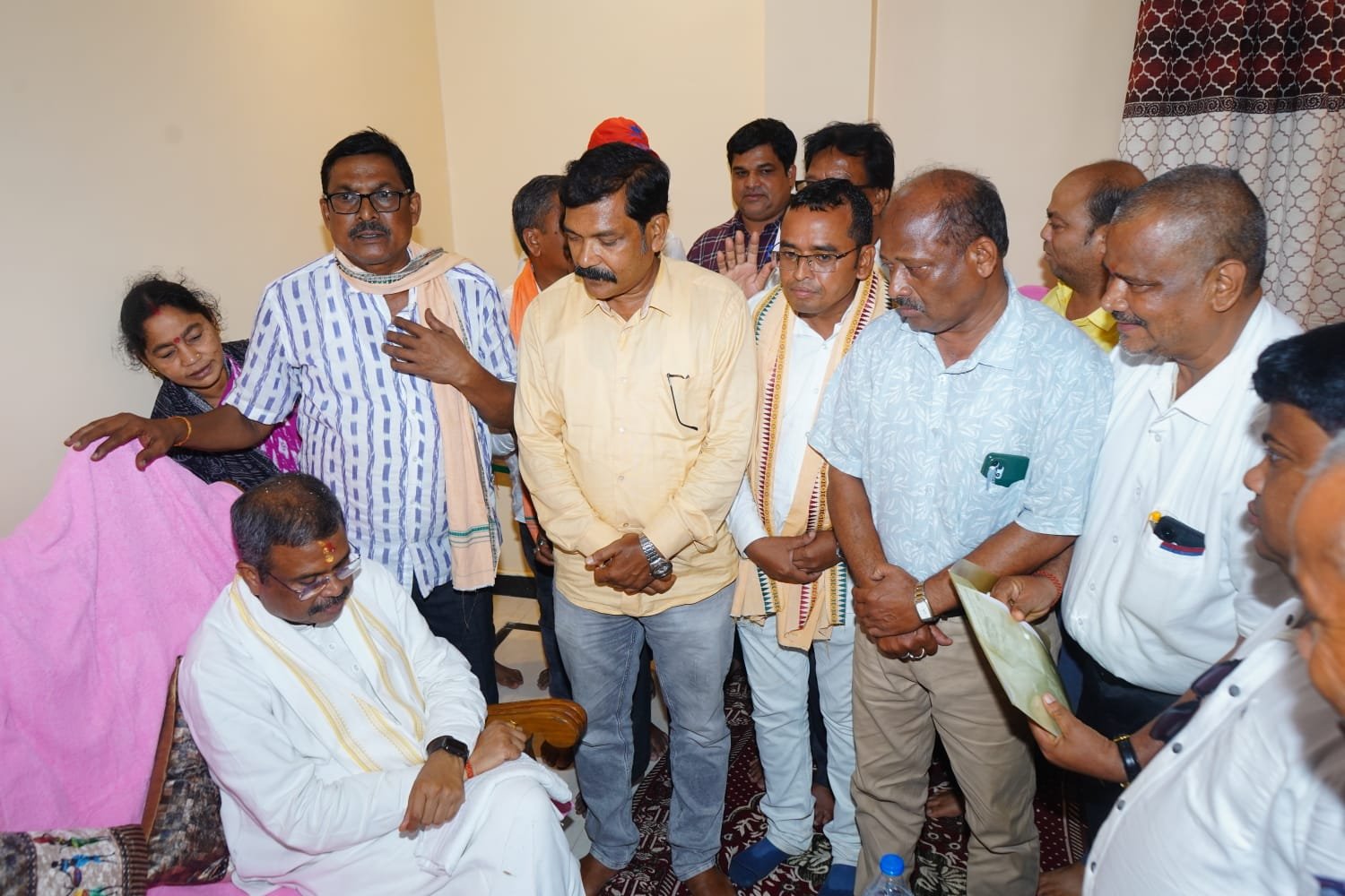 You are currently viewing ସ୍ଥାନୀୟ ଖଣିରୁ କୋଇଲା ପରିବହନ ଦାବି: କେନ୍ଦ୍ର ମନ୍ତ୍ରୀଙ୍କୁ ଦାବିପତ୍ର ଦେଲେ ଟ୍ରକ ମାଲିକ ସଂଘ