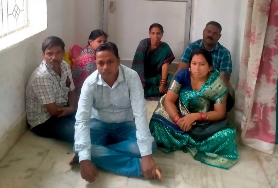 You are currently viewing ସମିତି ସଭ୍ୟଙ୍କୁ ଉପେକ୍ଷା କରିବାକୁ ବିରୋଧ, ବ୍ଲକ ଅଫିସ ସମ୍ମୁଖରେ ଦେଲେ ଧାରଣା