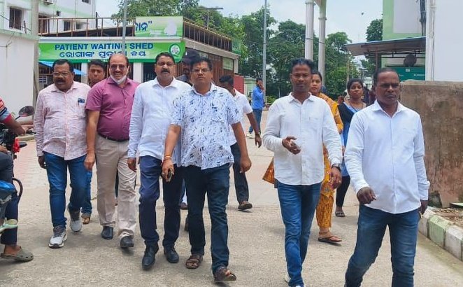 You are currently viewing ପବିତ୍ର ମୋହନ ମେଡିକାଲ ବୁଲି ସ୍ଥିତି ପରଖିଲା ବିଜେପି, ରୋଗୀଙ୍କ ସମସ୍ୟାର ସମାଧାନ କରିବାକୁ ପ୍ରତିଶ୍ରୁତି