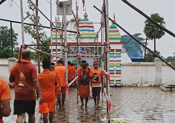 You are currently viewing ଓଁ ନମଃ ଶିବାୟ! ଦେଉଳଝରୀର ବାବା ସିଦ୍ଧେଶ୍ୱର ମହାଦେବଙ୍କୁ ପାଣିଲାଗି କଲେ ଶହଶହ କାଉଡ଼ିଆ