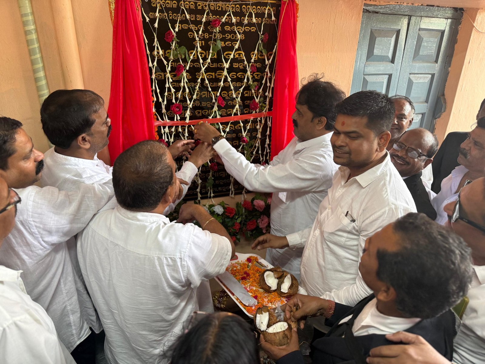 You are currently viewing ନୂଆ ରୂପରେ ଅନୁଗୁଳ ଓକିଲ ସଂଘ କାର୍ଯ୍ୟାଳୟ, ଶୀତତାପ ନିୟନ୍ତ୍ରଣ ଯନ୍ତ୍ର ଓ ଆଲୋକୀକରଣର ଶୁଭାରମ୍ଭ