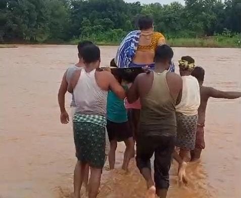 You are currently viewing ସରକାରୀ ଯୋଜନା କାହା ପାଇଁ? ଗାଁରେ ପହଞ୍ଚି ପାରିଲାନି ଆମ୍ବୁଲାନ୍ସ: ଖଟିଆରେ ଗର୍ଭବତୀଙ୍କୁ ବୋହି ପୂର୍ଣ୍ଣଗର୍ଭା ନଦୀ ପାର କଲେ ପରିବାର ଲୋକ
