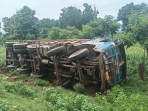 Read more about the article ଭାରସାମ୍ୟ ହରାଇ ଓଲଟିଲା ଟ୍ରକ, ୨ ଗୁରୁତର