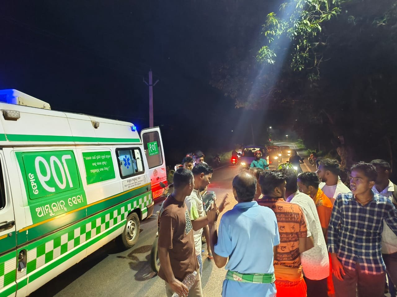 You are currently viewing ସ୍କୁଟିକୁ ଧକ୍କା ଦେଲା ଅଜଣା ଗାଡ଼ି, ସ୍ୱାମୀ-ସ୍ତ୍ରୀ ଗୁରୁତର