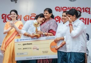 Read more about the article ସୁଭଦ୍ରା ଶକ୍ତି ପାରମ୍ପରିକ ଖାଦ୍ୟ ପ୍ରତିଯୋଗିତା: ଢେଙ୍କାନାଳର ଶାକମ୍ବରୀ ସ୍ଵୟଂ ସହାୟକ ଗୋଷ୍ଠୀ ପ୍ରଥମ
