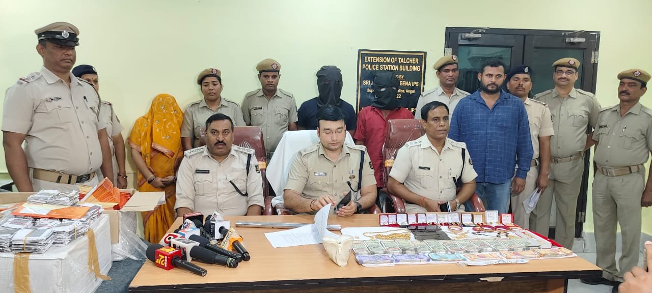 You are currently viewing ଗିଫ୍ଟ କାର୍ଡ ଲୁଟ୍ ମାମଲା: ଜଣେ ମହିଳା ସମେତ ୩ ଲୁଟେରା ଗିରଫ