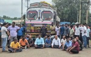 Read more about the article ଝିଅକୁ ସ୍କୁଲ ନେଇଯିବା ବେଳେ ଧକ୍କା ଦେଲା ଟ୍ରକ: ମା’ ମୃତ, ଝିଅ ଗୁରୁତର