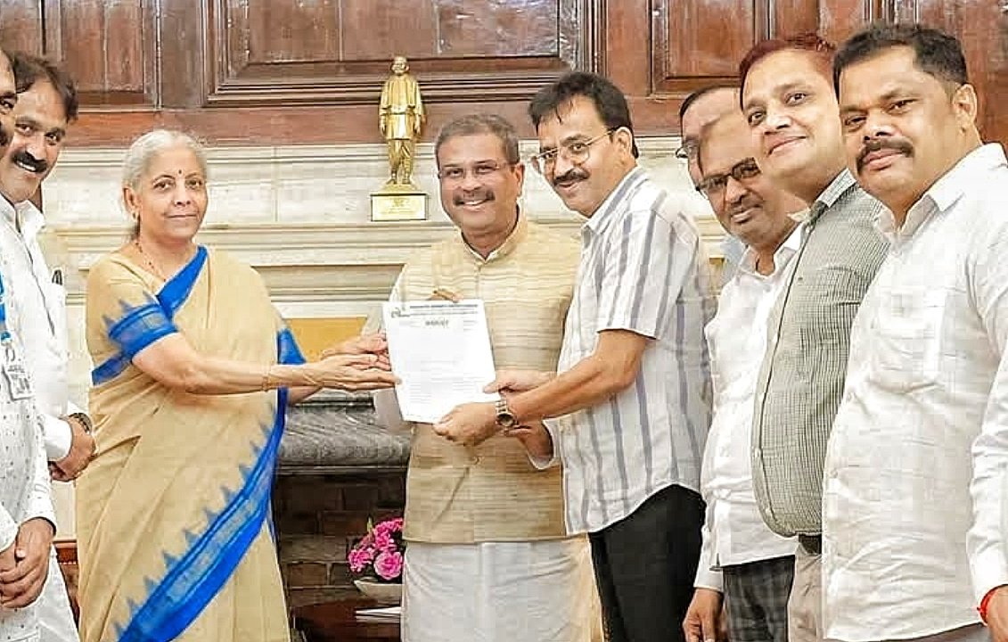 You are currently viewing କେନ୍ଦ୍ର ଅର୍ଥମନ୍ତ୍ରୀ ନିର୍ମଳା ସୀତାରମଣଙ୍କୁ ସାକ୍ଷାତ କରିଛନ୍ତି ଅନୁଗୁଳ ଜିଲ୍ଲା ବାଣିଜ୍ୟ ଓ ଶିଳ୍ପ ପ୍ରତିଷ୍ଠାନର ପ୍ରତିନିଧି ମଣ୍ଡଳୀ