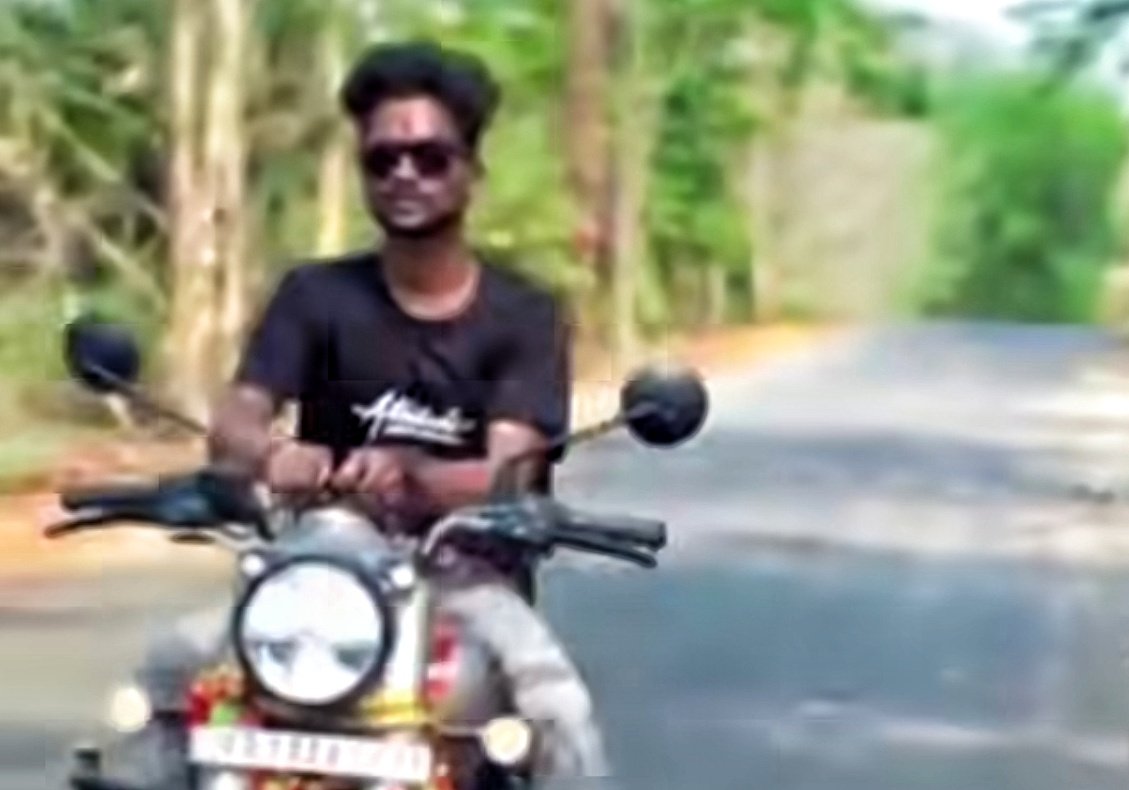 You are currently viewing ଖେଳଣା ବନ୍ଧୁକ ଧରି ରିଲ୍ସ କରୁଥିଲେ, ଯୁବକଙ୍କୁ ବାନ୍ଧିଲା ପୋଲିସ