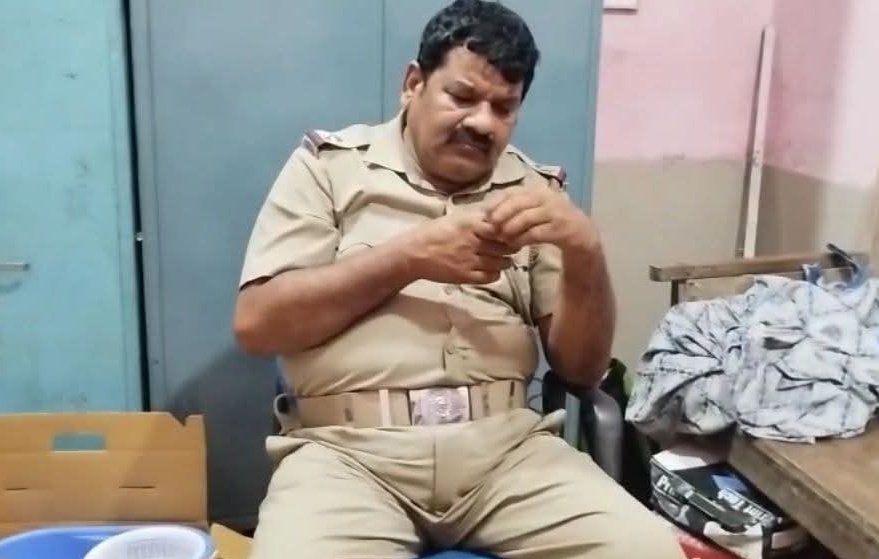 You are currently viewing ଭିଜିଲାନ୍ସ ଜାଲରେ ତାଳଚେର ଥାନା ଏଏସଆଇ, ବେଲ୍ କରାଇବାକୁ ନେଉଥିଲେ ୩୦୦୦ଟଙ୍କାର ଲାଞ୍ଚ