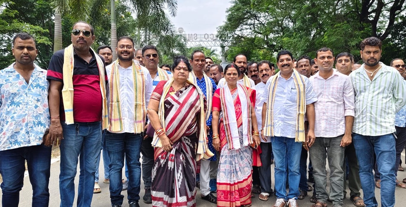 You are currently viewing ମୌଳିକ ସୁବିଧାରୁ ବଞ୍ଚିତ ନାଲକୋ କ୍ଷତିଗ୍ରସ୍ତ: ଜିଜିଏମଙ୍କୁ ୧୦ଦଫା ଦାବିପତ୍ର ଦେଲେ ୩୯ ଗାଁର ଲୋକ