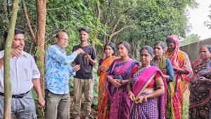 Read more about the article ଗଛରେ ରାଖୀ ବାନ୍ଧି ରକ୍ଷାବନ୍ଧନ ପାଳିତ, ଗଛ ନ କାଟିବା ପାଇଁ ଶପଥ