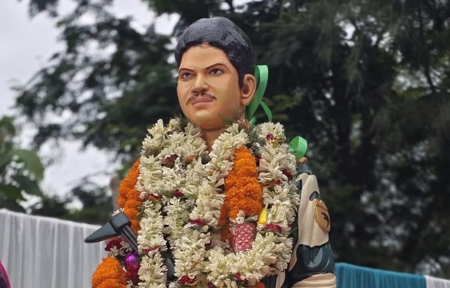 You are currently viewing ସହିଦ କୁମୁନ୍ଦ ଚନ୍ଦ୍ର ସ୍ୱାଇଁଙ୍କ ପ୍ରତିମୂର୍ତ୍ତି ସ୍ଥାପିତ, ୨୦୧୨ରେ ଦନ୍ତେଓ୍ବାଡା ଲ୍ୟାଣ୍ଡମାଇନ ବିସ୍ଫୋରଣରେ ଦେଇଥିଲେ ପ୍ରାଣବଳି