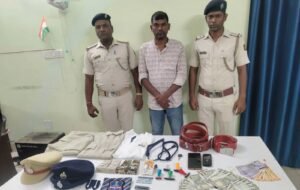 Read more about the article ନକଲି ପୋଲିସ ଉପରେ ମାଡି ବସିଲା ଅସଲି ପୋଲିସ,ଚାକିରୀ କରାଇଦେବେ କହି ଟଙ୍କା ଲୁଟିଥିଲା ଶଠ