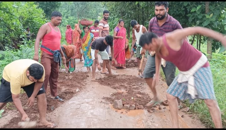 You are currently viewing ପ୍ରଶାସନ ଶୁଣିଲାନି! ସବୁ ଆଡ଼ୁ ହତାଶ ହୋଇ ନିଜେ ରାସ୍ତା ମରାମତି କଲେ ହତାଶିମିଳି ଗ୍ରାମବାସୀ