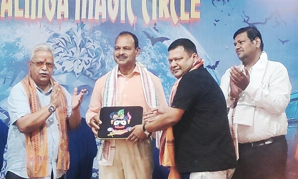 You are currently viewing ମ୍ୟାଜିସୀୟାନ୍ ପି.ଏନ୍ ଦାସଙ୍କୁ ଜୀବନବ୍ୟାପୀ ସାଧନା ପାଇଁ ସମ୍ମାନ
