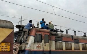 Read more about the article ବିଜୁଳି ତାର ଛିଣ୍ଡି ପଡ଼ିବାରୁ ଅଟକିଲା ଗରିବ ରଥ, ଯାତ୍ରୀ ହନ୍ତସନ୍ତ