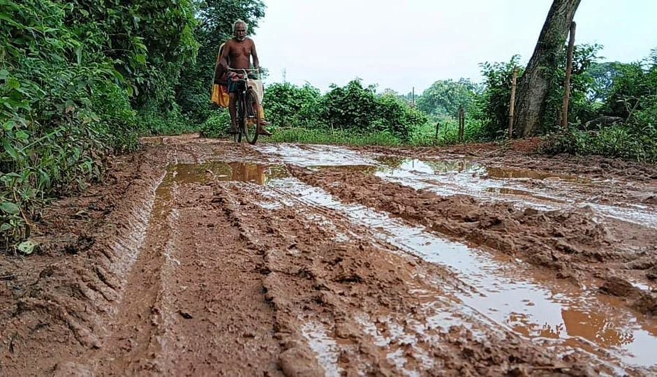 You are currently viewing ୫ ମାସ ବି ଗଲାନି ୫ ଲକ୍ଷ ଟଙ୍କାର ରାସ୍ତା, ଯାତାୟାତ ପାଇଁ ବାରଗୌଣିଆ ପଞ୍ଚାୟତବାସୀ ହନ୍ତସନ୍ତ