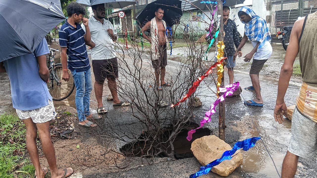 You are currently viewing ହଠାତ ରାସ୍ତାରେ ହେଲା ୧୦ ଫୁଟର ଗାତ, ଯାତାୟାତ ବାଧାପ୍ରାପ୍ତ