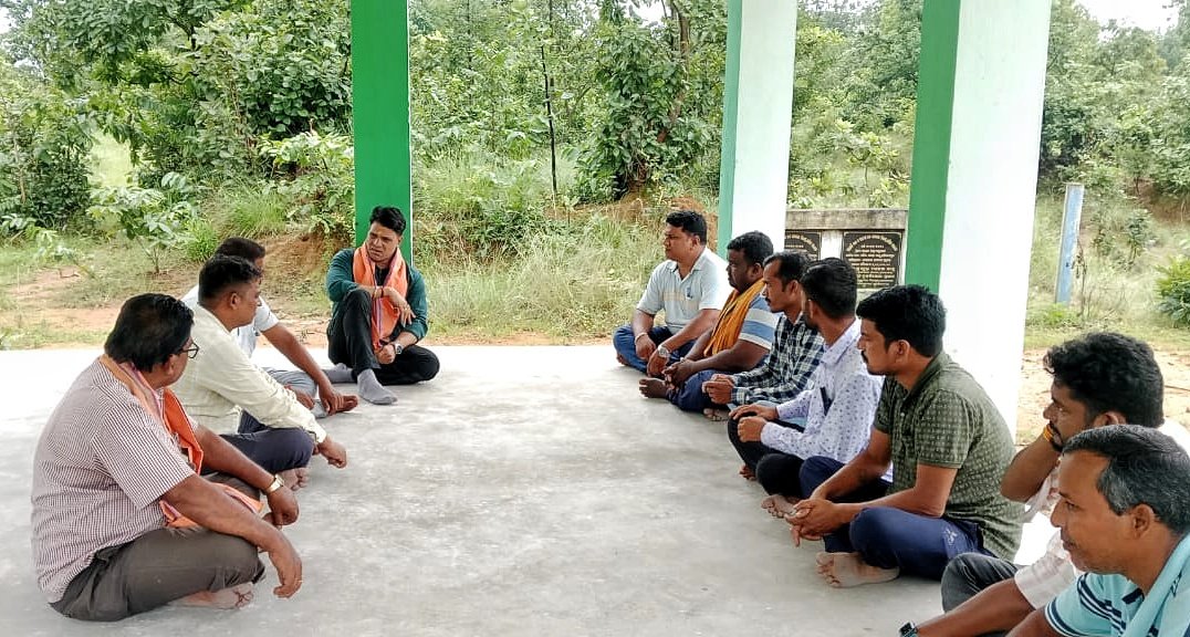 You are currently viewing ଅନୁଗୁଳ ଗସ୍ତରେ ରାଜ୍ୟ ମାନବାଧିକାର ସଭାପତି, ଶୁଣିଲେ ହରିଚନ୍ଦନପୁର ଗ୍ରାମବାସୀଙ୍କ ଦୁଃଖ