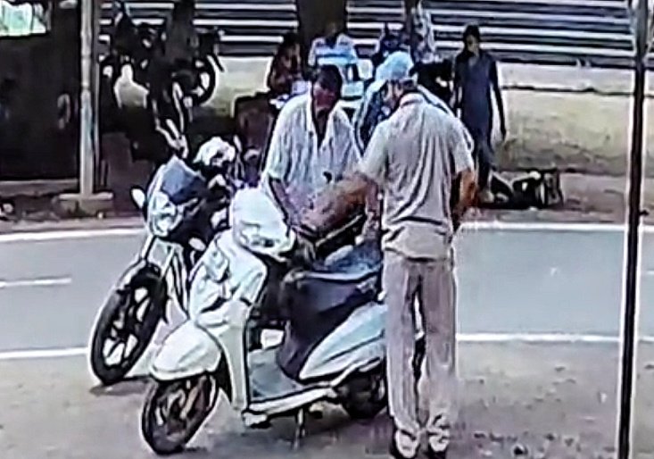 You are currently viewing ସ୍ମାର୍ଟ ଚୋର! ନିଜକୁ ସିବିଆଇ ଅଧିକାରୀ କହି ୫୦ ଗ୍ରାମ ସୁନା ଅଳଙ୍କାର ଲୁଟ୍