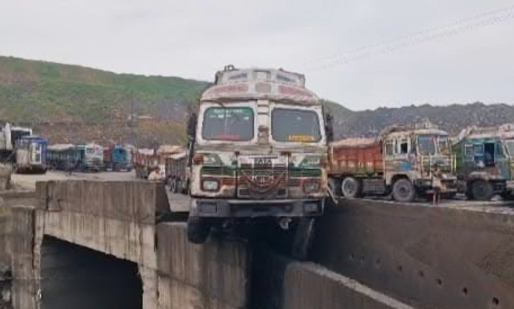 You are currently viewing ଜଣଙ୍କୁ ଧକ୍କା ଦେଇ ପୋଲ ଉପରେ ଝୁଲିଲା ଟ୍ରକ, ଯୁବକ ମୃତ