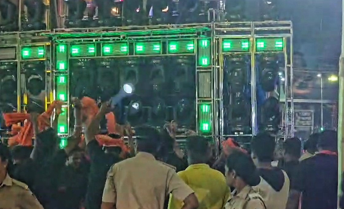 You are currently viewing ଡିଜେ ଆଗରେ ଯୁବ ନେତାଙ୍କ ନାଚ: ନୀତିନିୟମ କାହା ପାଇଁ…?