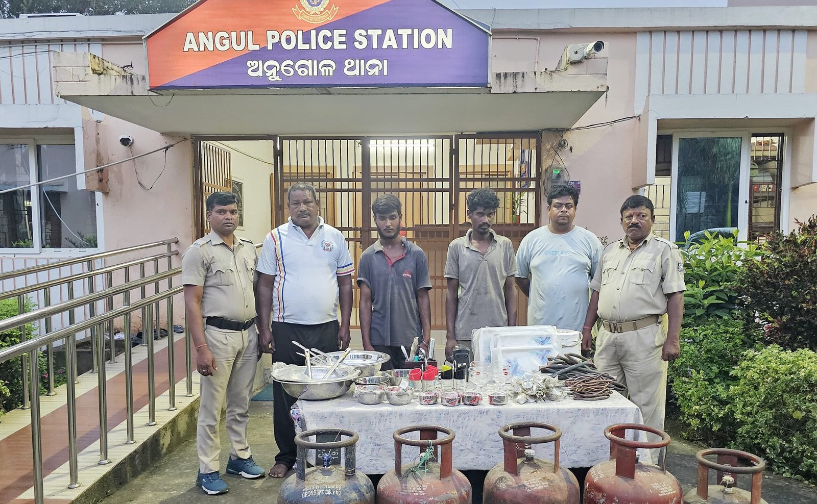 You are currently viewing ଅନୁଗୁଳ ପୋଲିସକୁ ସଫଳତା: କବାଡ଼ିଆ ଦୋକାନରୁ ଚୋରି ସାମଗ୍ରୀ ଜବତ, ୪ ଜଣ ଗିରଫ