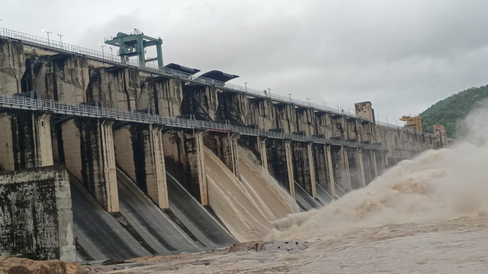 You are currently viewing ରେଙ୍ଗାଳି ଡ୍ୟାମର ଦ୍ୱିତୀୟ ଗେଟ ଖୋଲାଗଲା, ବନ୍ୟାଜଳ ନିଷ୍କାସନ ଜାରି