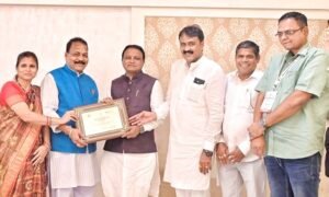 Read more about the article ଅନୁଗୁଳ ନଗରପାଳ ଓ ନିର୍ବାହୀ ଅଧିକାରୀ ମୁଖ୍ୟମନ୍ତ୍ରୀଙ୍କୁ ଭେଟିଲେ