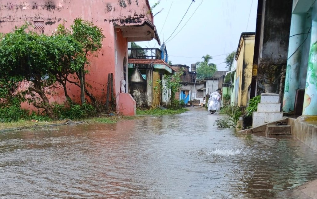 You are currently viewing ବର୍ଷା ହେଲେ ଗାଁ ରାସ୍ତାରେ ଜମୁଛି ପାଣି, ଯାତାୟାତ ପାଇଁ ବଡ଼କେରାବାସୀ ହନ୍ତସନ୍ତ