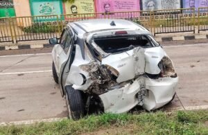 Read more about the article ଭାରସାମ୍ୟ ହରାଇ ଡିଭାଇଡରରେ ପିଟି ହେଲା କାର, ଅଳ୍ପକେ ବର୍ତ୍ତିଲେ ଯାତ୍ରୀ