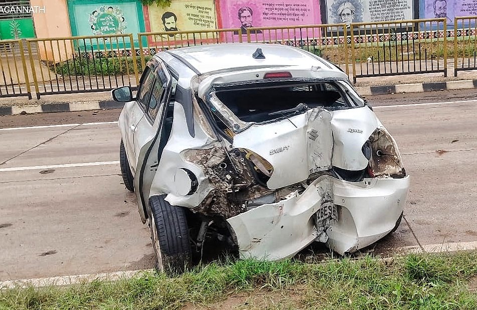 You are currently viewing ଭାରସାମ୍ୟ ହରାଇ ଡିଭାଇଡରରେ ପିଟି ହେଲା କାର, ଅଳ୍ପକେ ବର୍ତ୍ତିଲେ ଯାତ୍ରୀ