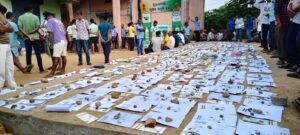 Read more about the article ବାଗଡିଆ ସମବାୟ ସମିତିରେ ସାର ଅଭାବ ନେଇ ଉତ୍ତେଜନା, ଚାଷୀଙ୍କ ତାଲାବନ୍ଦ