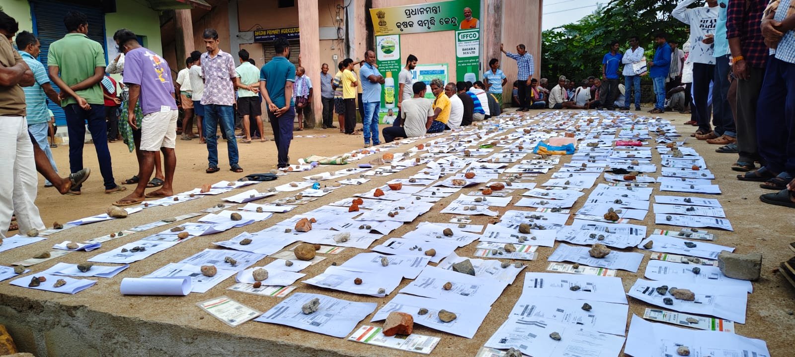 You are currently viewing ବାଗଡିଆ ସମବାୟ ସମିତିରେ ସାର ଅଭାବ ନେଇ ଉତ୍ତେଜନା, ଚାଷୀଙ୍କ ତାଲାବନ୍ଦ