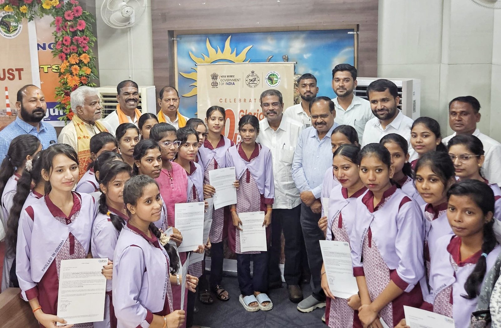 You are currently viewing ମହିଳା ପ୍ରଶିକ୍ଷାର୍ଥୀଙ୍କୁ ନିଯୁକ୍ତି ପତ୍ର ପ୍ରଦାନ କଲେ କେନ୍ଦ୍ରମନ୍ତ୍ରୀ