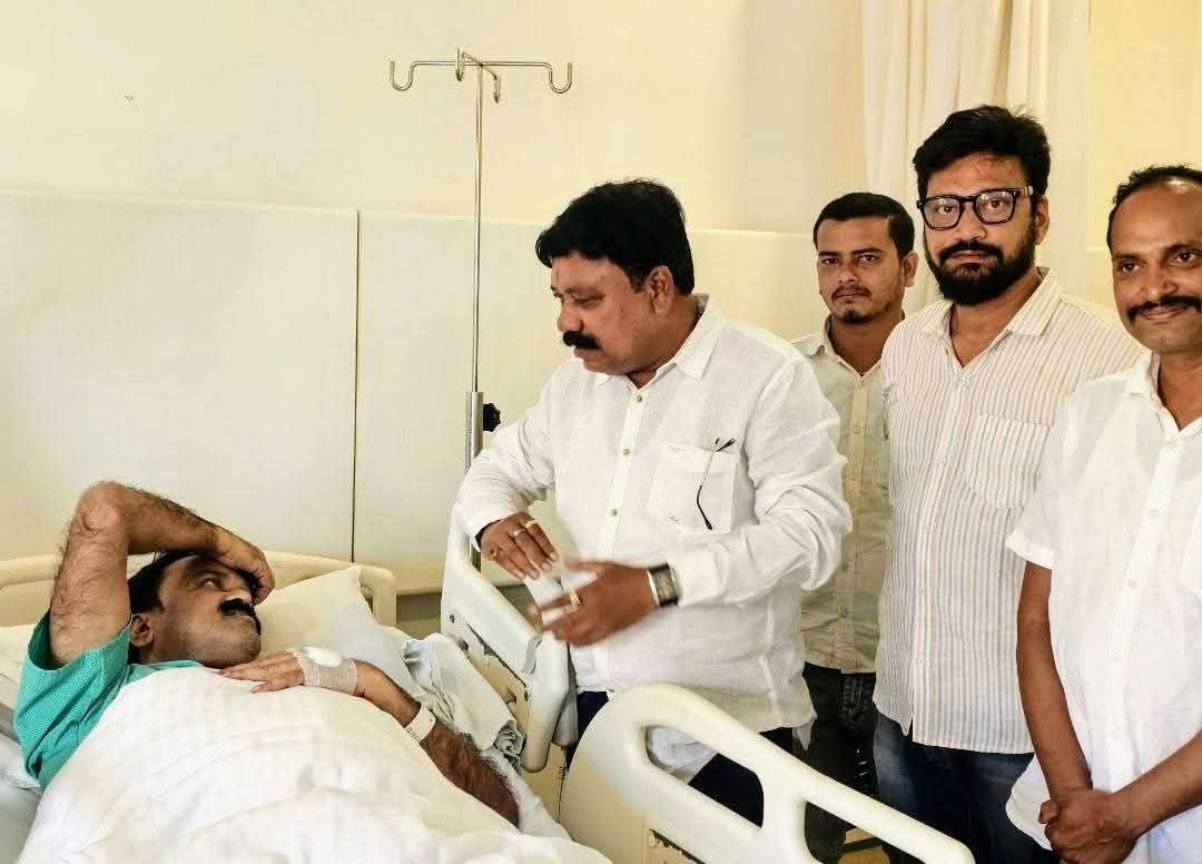 You are currently viewing ଅନୁଗୁଳ ବିଧାୟକଙ୍କୁ ଭେଟି ଆଶୁ ଆରୋଗ୍ୟ କାମନା କଲେ ବିଜେପି ଜିଲ୍ଲା ସଭାପତି