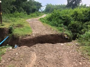 Read more about the article କନ୍ଧକୋଇଲି-ସିଟିକୋଇଲି ରାସ୍ତାରେ ୧୦ ଫୁଟ ଘାଇ, ୧୫ ଦିନ ହେଲା ସମସ୍ୟାରେ ଗ୍ରାମବାସୀ