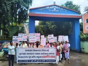 Read more about the article ସୁରେଶ୍ୱରୀ ଜଳଭଣ୍ଡାର ଦାବିରେ କିଶୋରନଗର ବ୍ଲକ ଅଫିସ ସମ୍ମୁଖରେ ବିକ୍ଷୋଭ