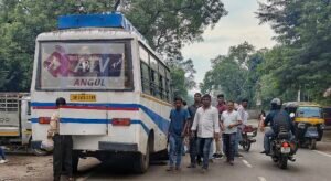 Read more about the article ଚଳନ୍ତା ଗାଡିର ଫାଟିଲା ଚକା: ପ୍ରଚଣ୍ଡ ଶବ୍ଦ ଶୁଣି ଧାଇଁଲେ ଯାତ୍ରୀ