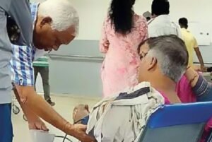 Read more about the article ଚିକିତ୍ସା ସେବାରେ ବିକଳ ଚିତ୍ର : ବାପା କରୁଛି ପୁଅ ଚିକିତ୍ସା,ଟ୍ରମା କେୟାରରେ ଡାକ୍ତର ଅଭାବ …!