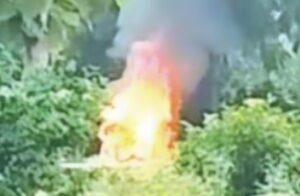 Read more about the article ଜଳିଗଲା ଚଳନ୍ତା ଗାଡ଼ି, ସୌଭାଗ୍ୟବଶତଃ ବଞ୍ଚିଗଲେ ଚାଳକ