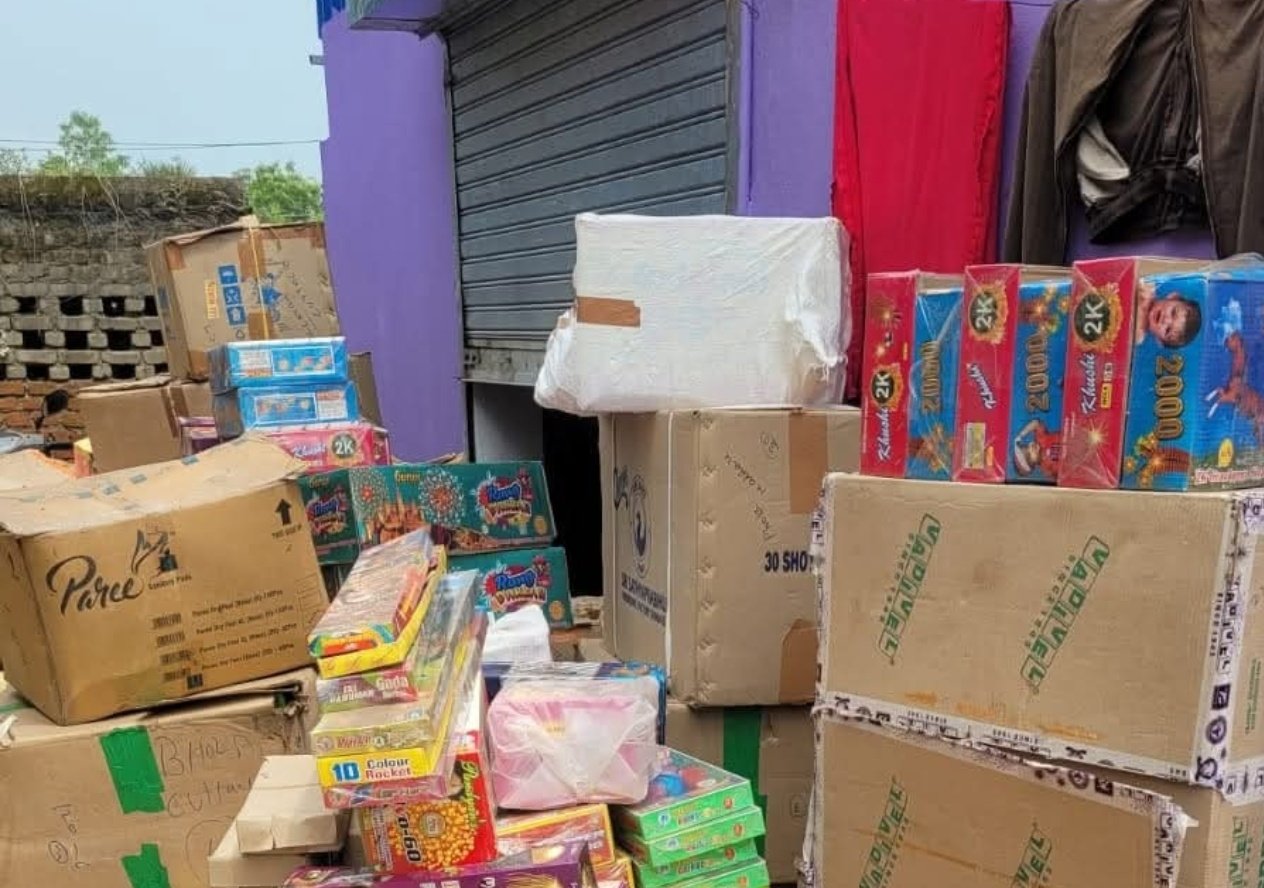 You are currently viewing ପାର୍ବଣ ପୂର୍ବରୁ ବାଣ ଚଢ଼ଉ: ଦୁଇଟି ଜାଗାରୁ ବିପୁଳ ବାଣ ଜବତ କରିବା ସହ ୩ ଜଣଙ୍କୁ ଗିରଫ କଲା ଅନୁଗୁଳ ପୁଲିସ