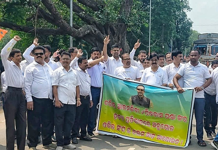 You are currently viewing ପୀତବାସ ପଣ୍ଡାଙ୍କୁ ହତ୍ୟା: ଅନୁଗୁଳରେ ଆଇନଜୀବୀଙ୍କ କଲମ ଛାଡ଼ ଆନ୍ଦୋଳନ ଓ ରାସ୍ତା ଅବରୋଧ