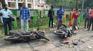 Read more about the article ଦୁଇ ବାଇକ ମୁହାଁମୁହିଁ ଧକ୍କା, ଜଣେ ମୃତ, ଦୁଇ ଜଣ ଗୁରୁତର
