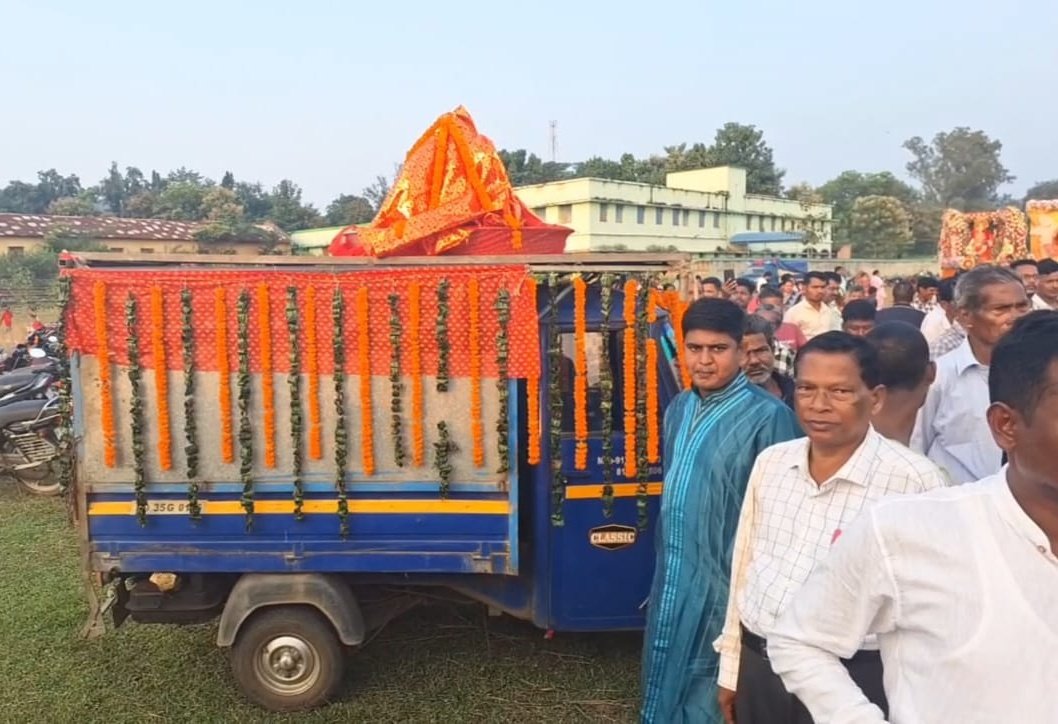 You are currently viewing ରେଙ୍ଗାଳିରେ ମା’ ଲକ୍ଷ୍ମୀଙ୍କୁ ବିଦାୟ, ଡିଏସପି ପୂଜା କମିଟି ୧ ଲକ୍ଷ ୧ ହଜାରରେ ଆଜ୍ଞାଲଡୁ ନିଲାମ