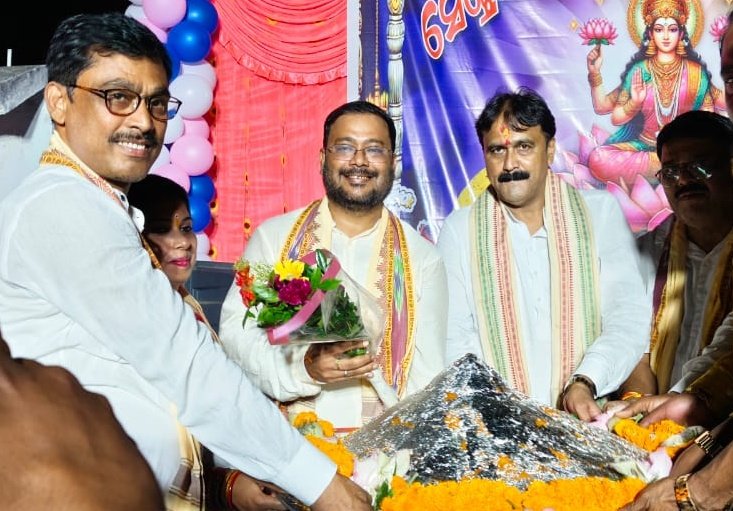 You are currently viewing କୁଲାଡରେ ମା’ ଲକ୍ଷ୍ମୀଙ୍କ ଆଜ୍ଞାଲଡୁ ୧ ଲକ୍ଷ ୩୩୩ ଟଙ୍କାରେ ନିଲାମ