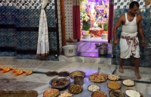 Read more about the article ନିତାଇ ଗୌର ଆଶ୍ରମରେ ଗିରି ଗୋବର୍ଦ୍ଧନ ବେଶ ଓ ଛପନ ଭୋଗ ଅର୍ପଣ